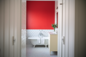 salle-bain-mur-rouge-flou